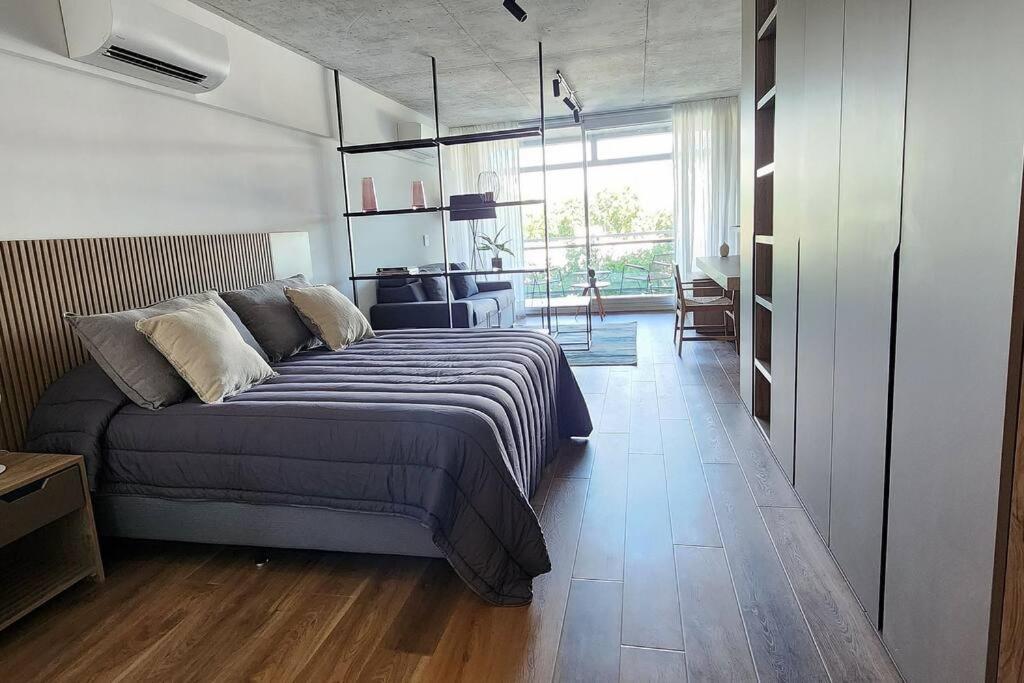 um quarto com uma cama e uma sala de estar em Luxury Loft en Quartier Retiro con Terraza & SPA em Buenos Aires