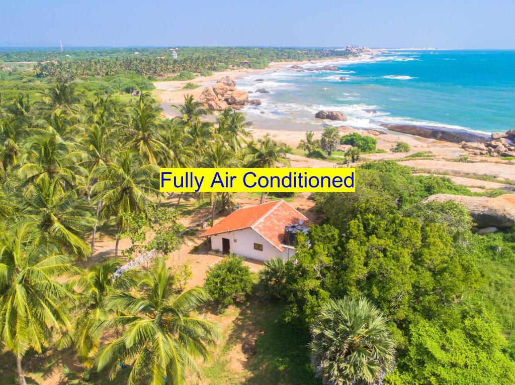 eine Luftansicht eines Hauses am Strand in der Unterkunft Yala Redhill in Yala