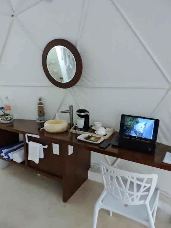 TV a/nebo společenská místnost v ubytování Cozy room near the beach, party zone