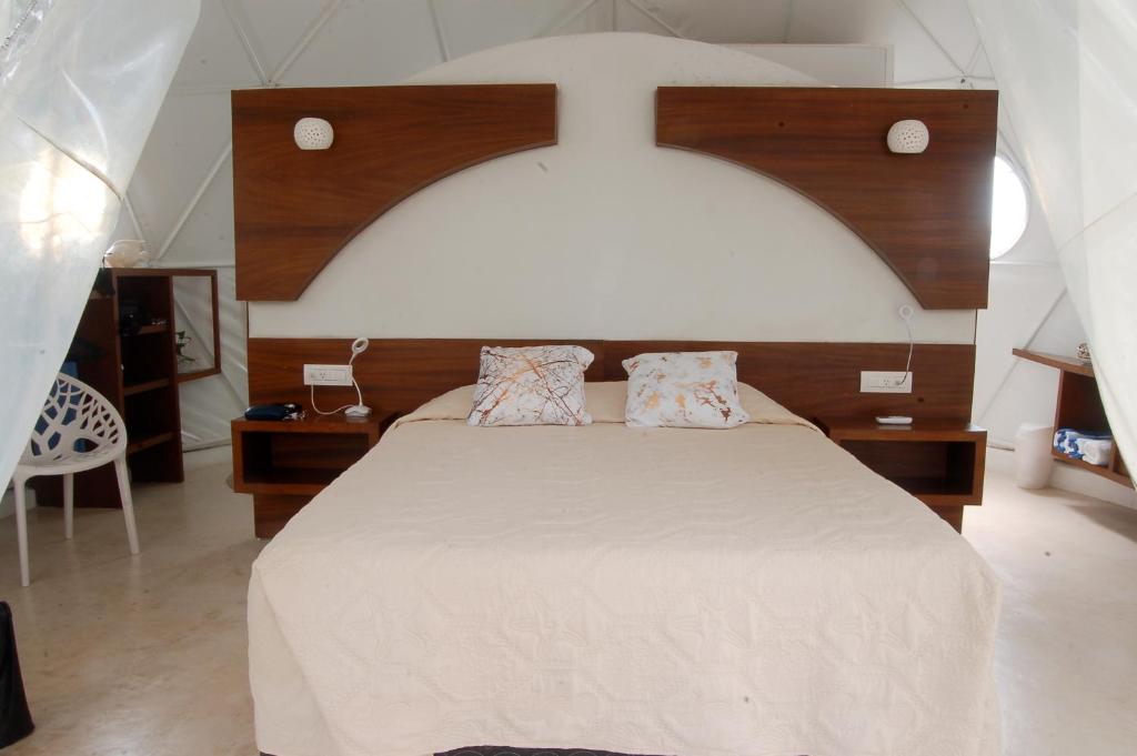 Postel nebo postele na pokoji v ubytování Cozy room near the beach, party zone