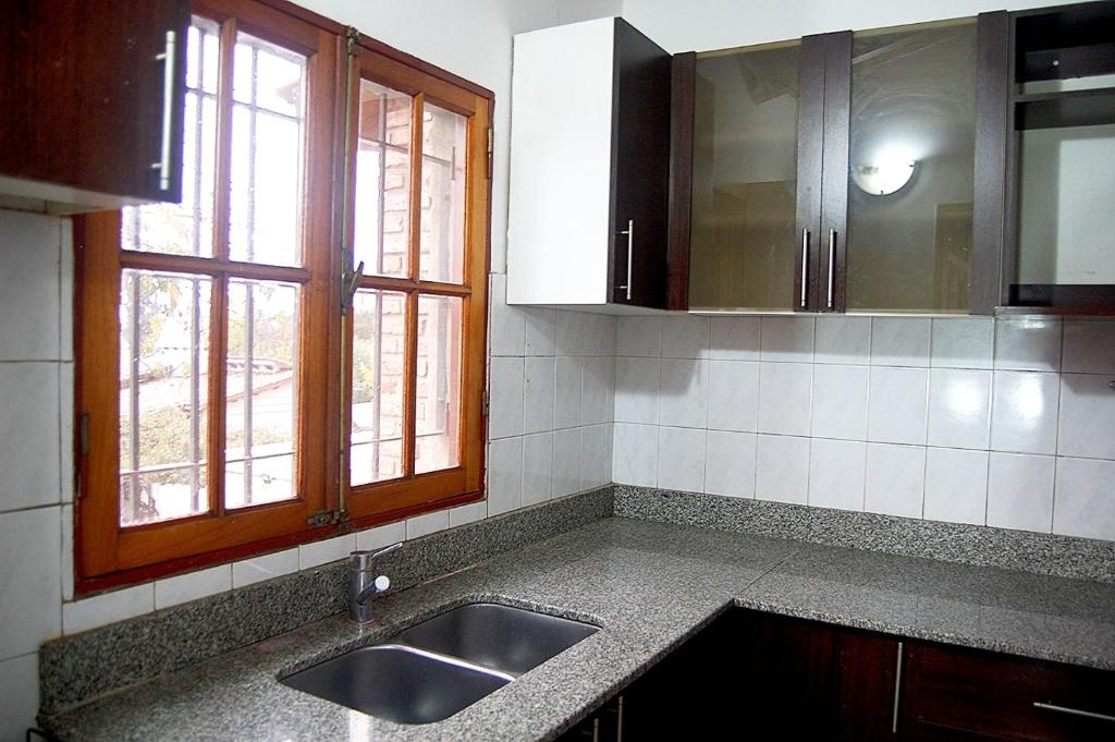 cocina con fregadero y ventana en Casa Villa Carlos Paz en Villa Carlos Paz