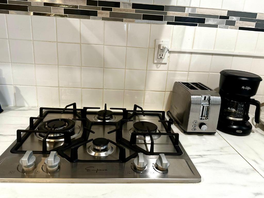 Kuchyň nebo kuchyňský kout v ubytování 1-A Diamond in Yonkers, NY