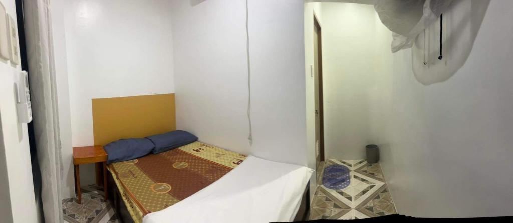 een kleine kamer met een klein bed erin bij Calo Apartel in Panabo