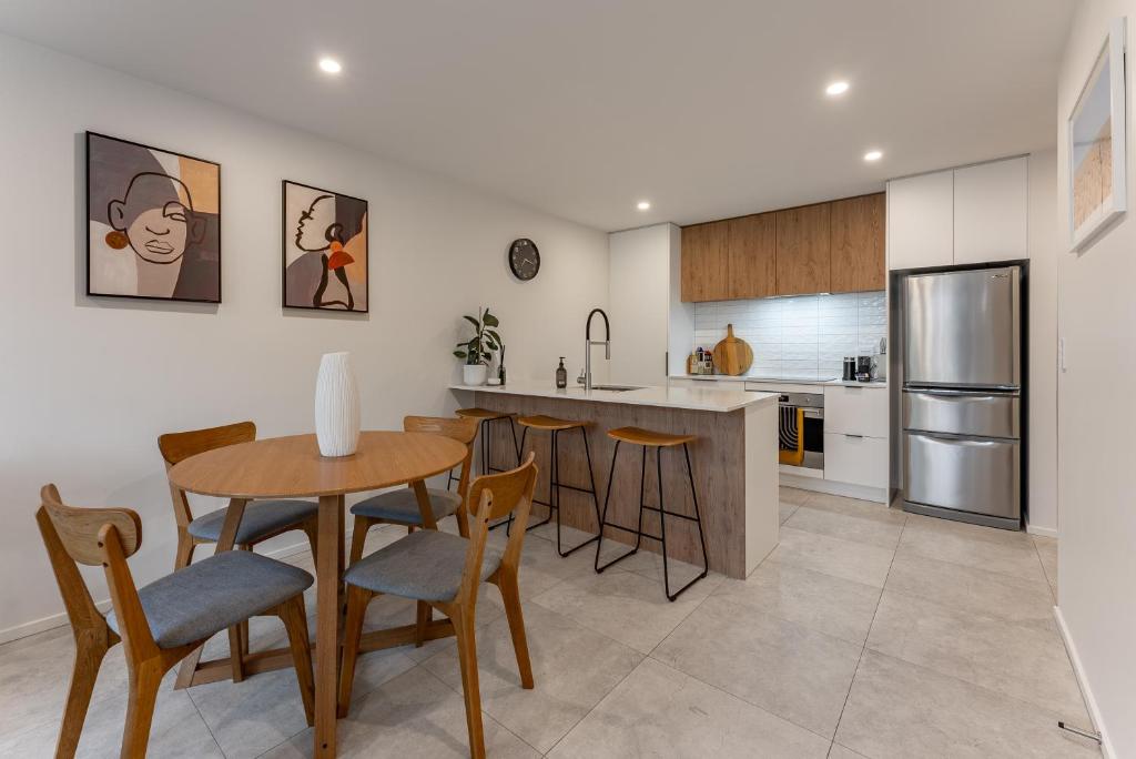 Urban Nest - Entire Townhouse and Free Parking - Resim 16