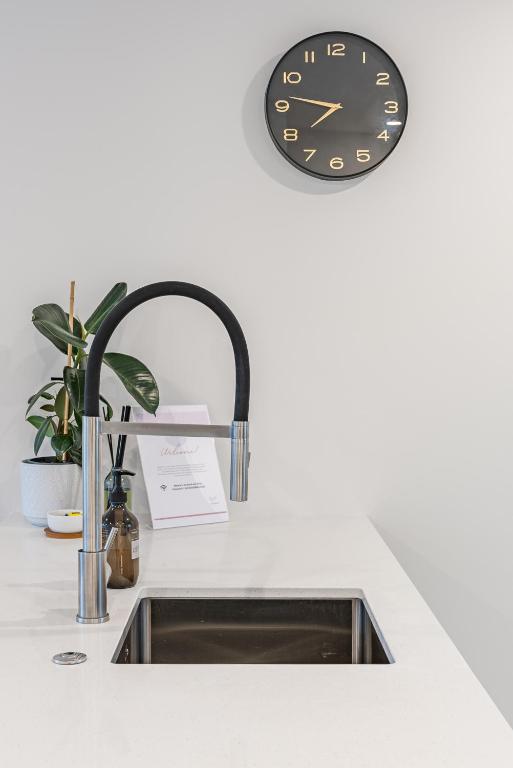 Urban Nest - Entire Townhouse and Free Parking - Resim 11