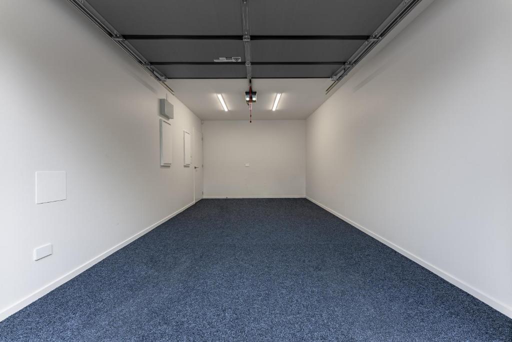 Urban Nest - Entire Townhouse and Free Parking - Resim 28