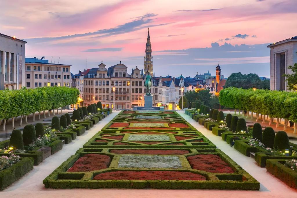una vista de la ciudad de Lyon al atardecer en GRAND SABLON Stylish Brussels City Center Apartment, en Bruselas