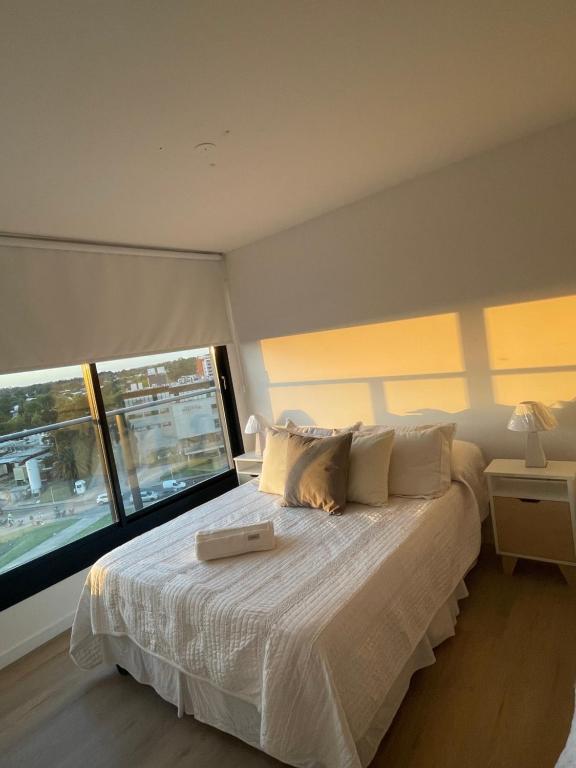Un dormitorio con una cama y una bandeja. en Apto a estrenar en Punta en Punta del Este