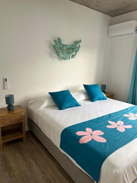 Postel nebo postele na pokoji v ubytování Pension Irivai, Appartement RAVA 1 chambre bord de mer