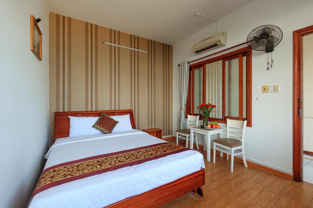 A bed or beds in a room at Hoan Hai Hotel