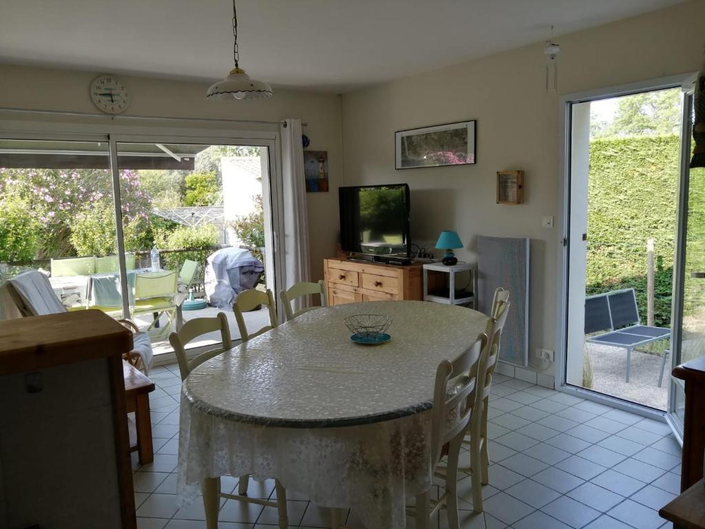 Photo de la galerie de l'établissement Maison mitoyenne près forêt, 2 chambres, terrasse, parking - FR-1-22-243, à La Tranche-sur-Mer