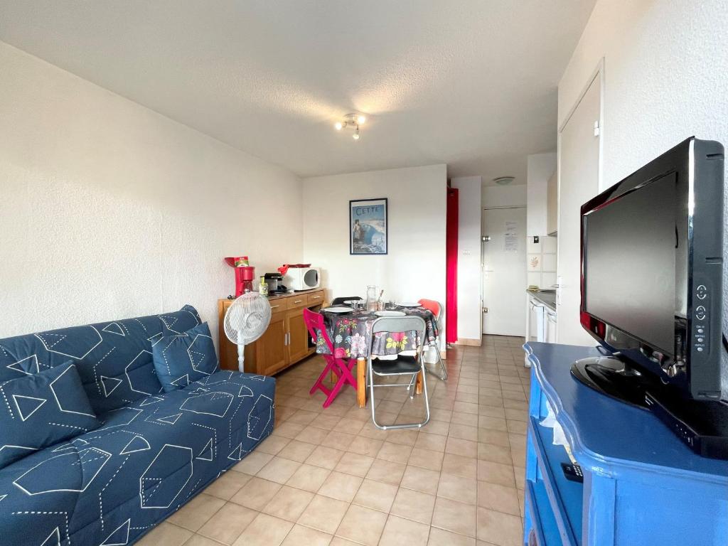 Televízia a/alebo spoločenská miestnosť v ubytovaní 2 pièces cabine proche des plages, parking, clim - FR-1-338-487