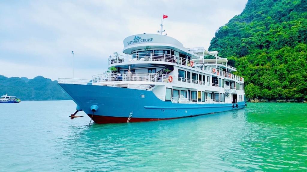 un gran crucero sentado en el agua en Halong Sapphire Cruises, en Ha Long