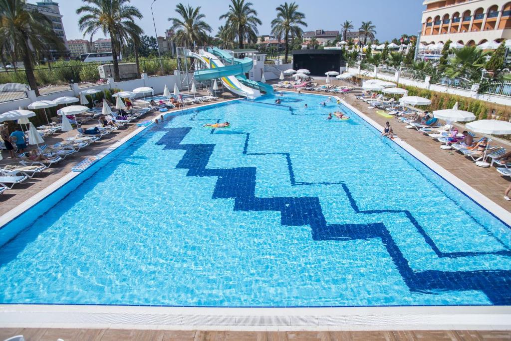 Bazén v ubytování Palm World Side Resort & Spa nebo v jeho okolí