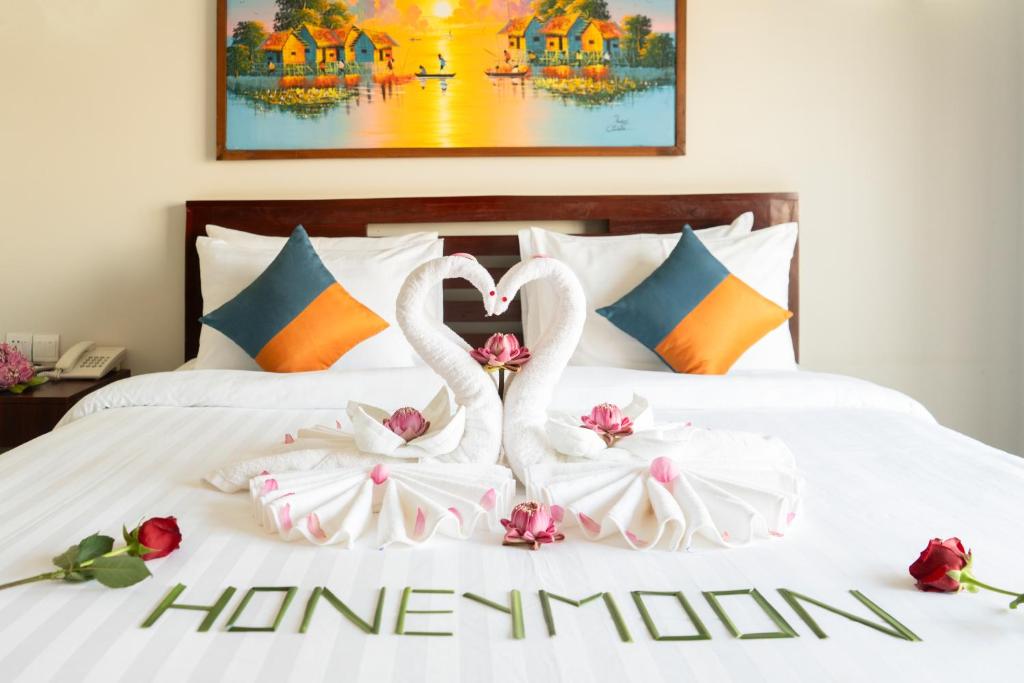 Postel nebo postele na pokoji v ubytování Ratana Angkor Hotel