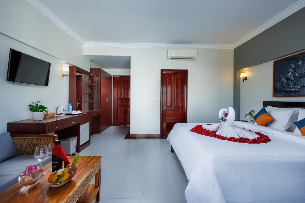Postel nebo postele na pokoji v ubytování Ratana Angkor Hotel
