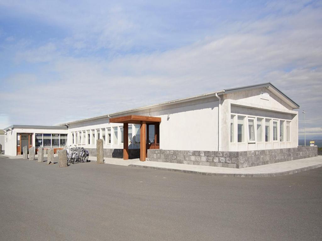 Un gran edificio blanco con ventanas y un cielo. en KEF Guesthouse by Keflavík airport, en Keflavík