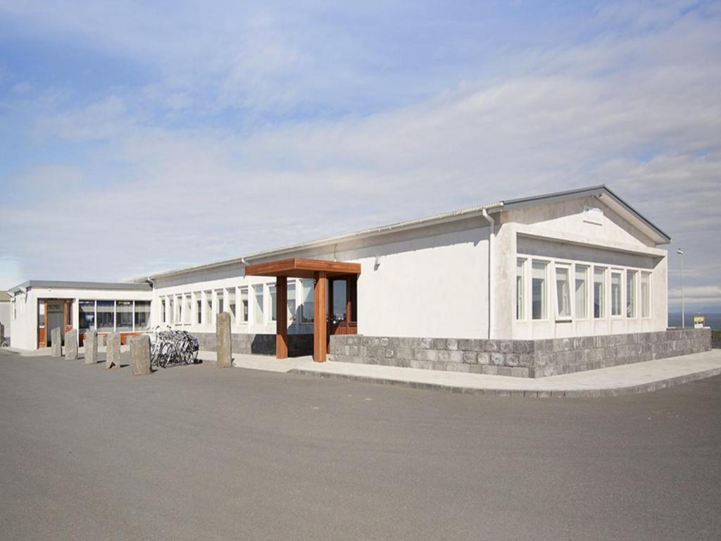 un gran edificio blanco con ventanas y un cielo en KEF Guesthouse by Keflavík airport en Keflavík