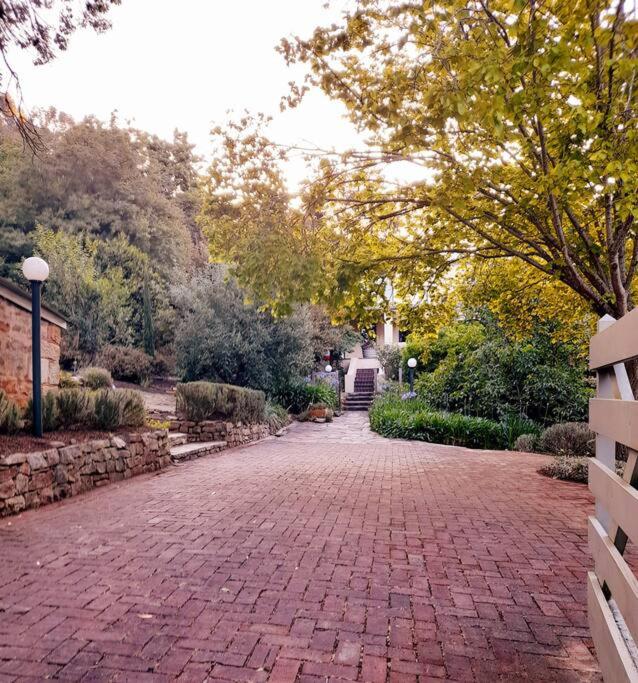 Two-Acres Italian villa creek setting - 3 bedroom