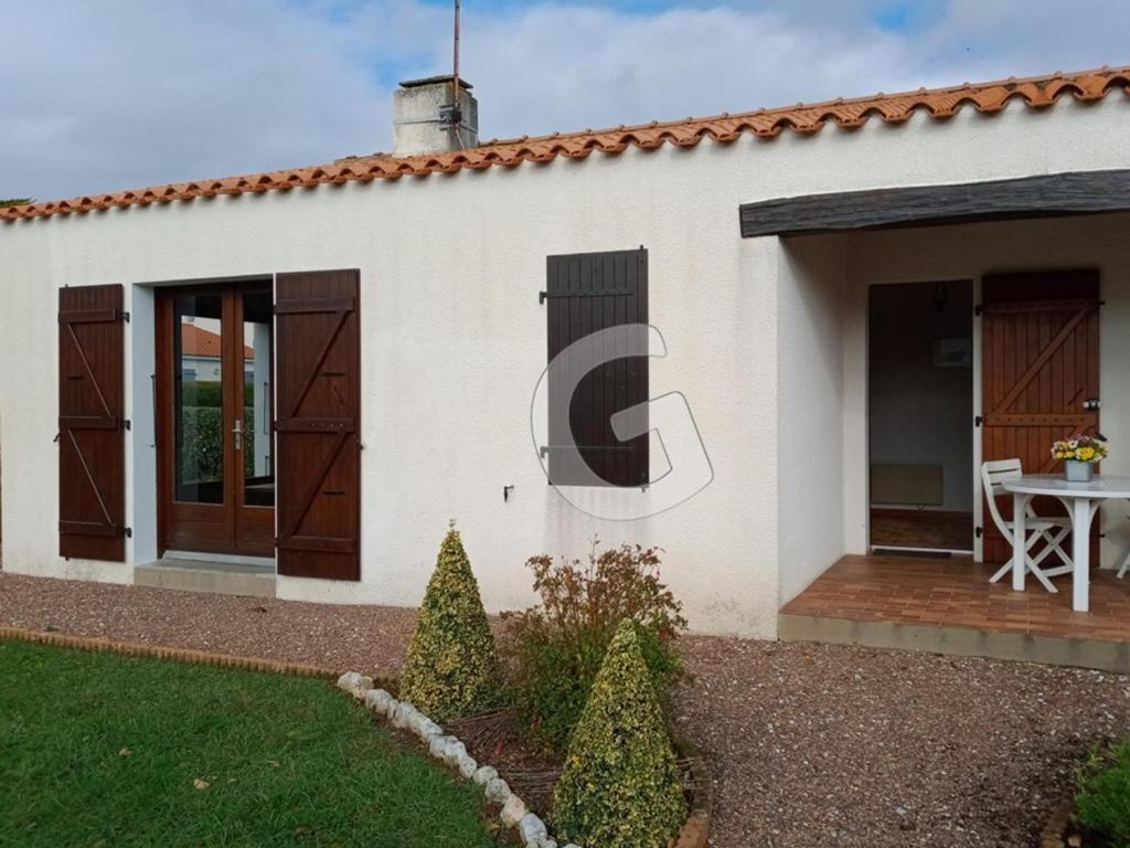 Photo de la galerie de l'établissement Maison 6 pers à 900m de la plage avec terrasses et parking, animaux acceptés - FR-1-357-319, à Saint-Vincent-sur-Jard