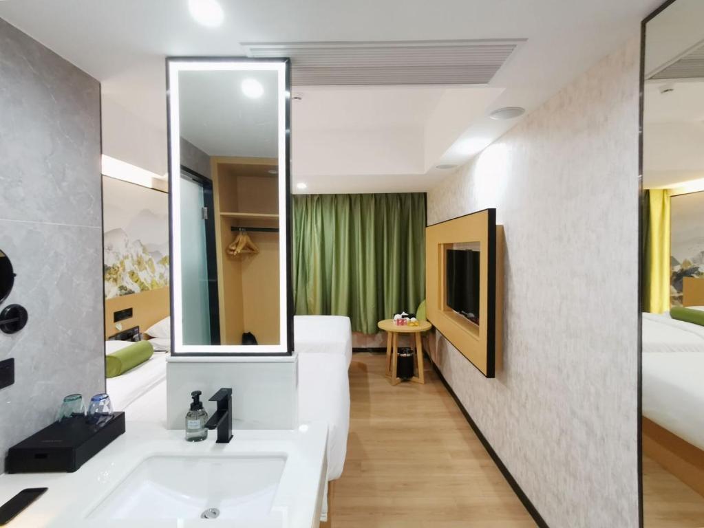 Postel nebo postele na pokoji v ubytování Connar Hotel - Shenzhen Futian