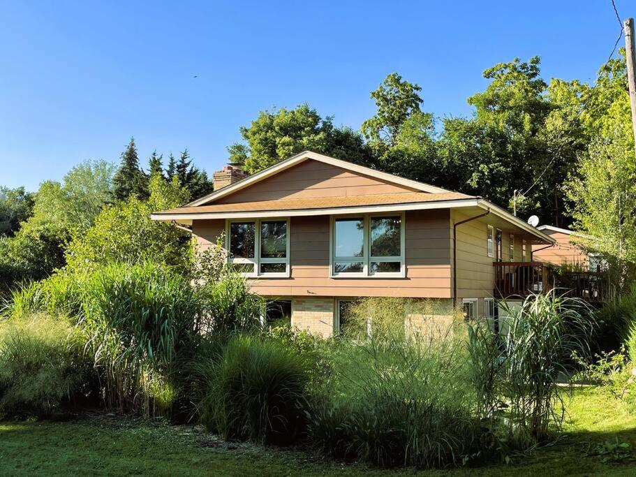 Ein Haus, das im Gras sitzt in der Unterkunft Whole Home MidCentury - Quiet & Close to Downtown in Des Moines