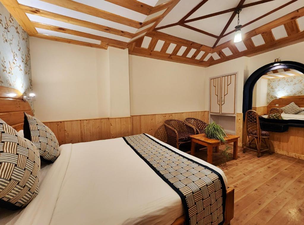 Postel nebo postele na pokoji v ubytování Hotel Pineview Shimla