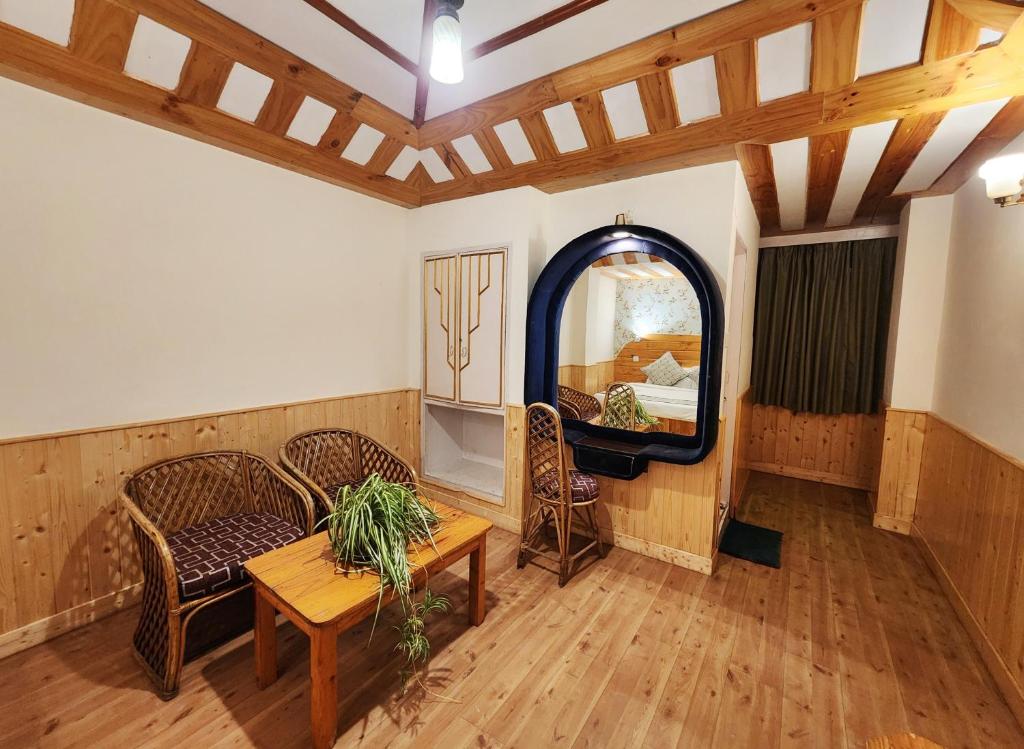 Posezení v ubytování Hotel Pineview Shimla