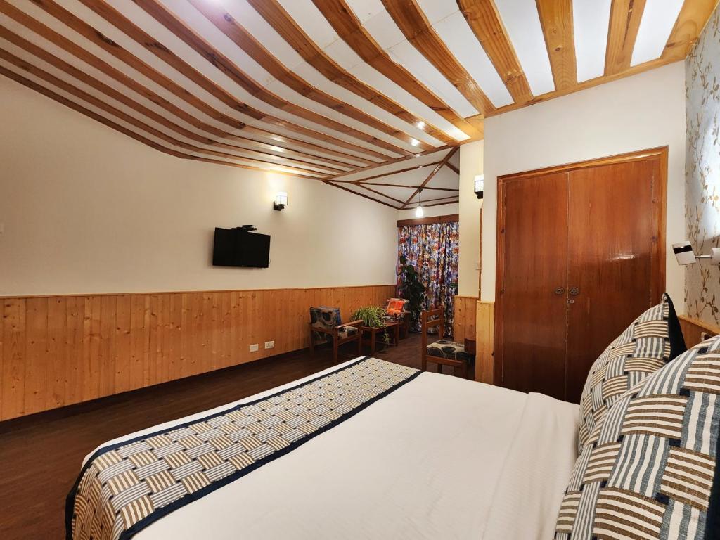 Postel nebo postele na pokoji v ubytování Hotel Pineview Shimla