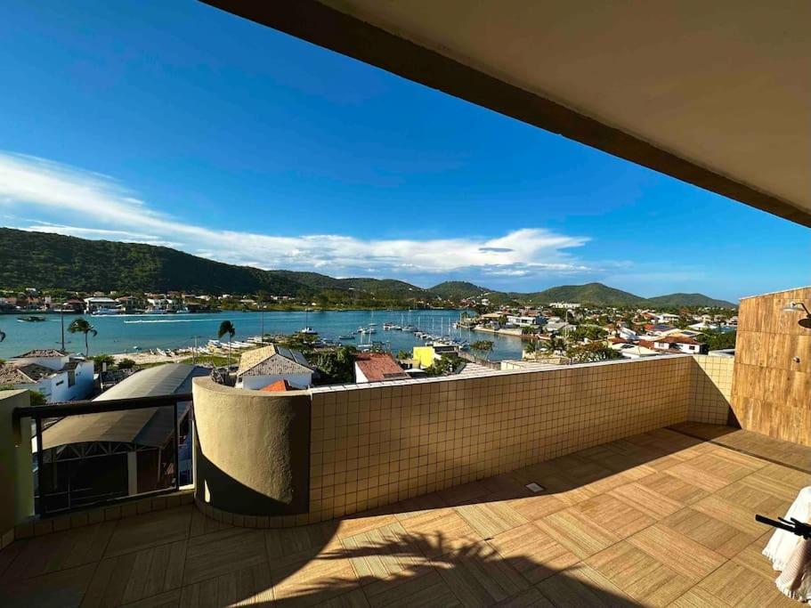 einen Balkon eines Hauses mit Hafenblick in der Unterkunft Linda cobertura com vista in Cabo Frio