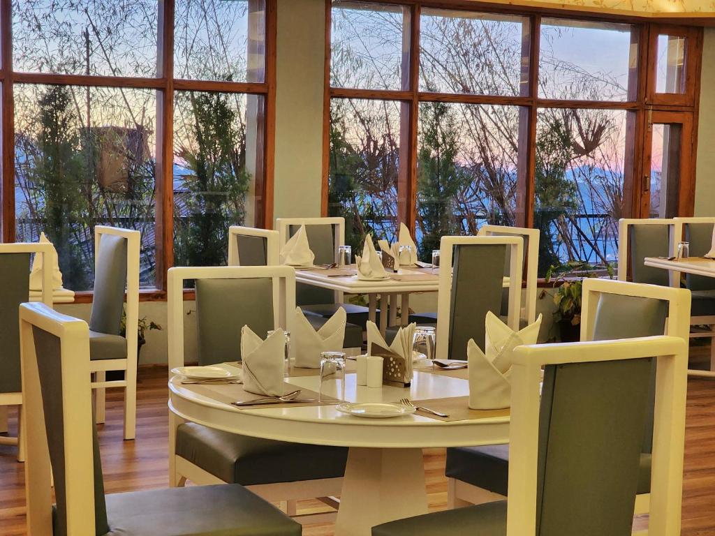 Restaurace v ubytování Hotel Pineview Shimla