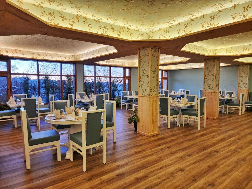 Restaurace v ubytování Hotel Pineview Shimla