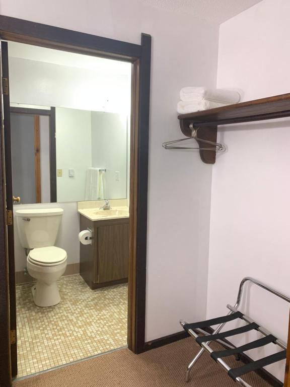 Koupelna v ubytování Bridge Inn Tomahawk -1st Floor, 2 Queen Size Bed, Walkout, River View