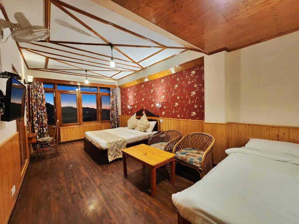 Postel nebo postele na pokoji v ubytování Hotel Pineview Shimla