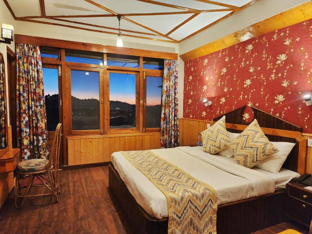 Postel nebo postele na pokoji v ubytování Hotel Pineview Shimla