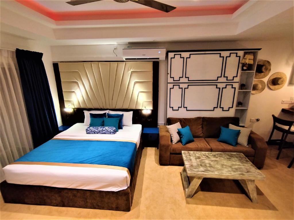 a hotel room with a bed and a couch at Meeresbrise by Ocean Breaze in Negombo