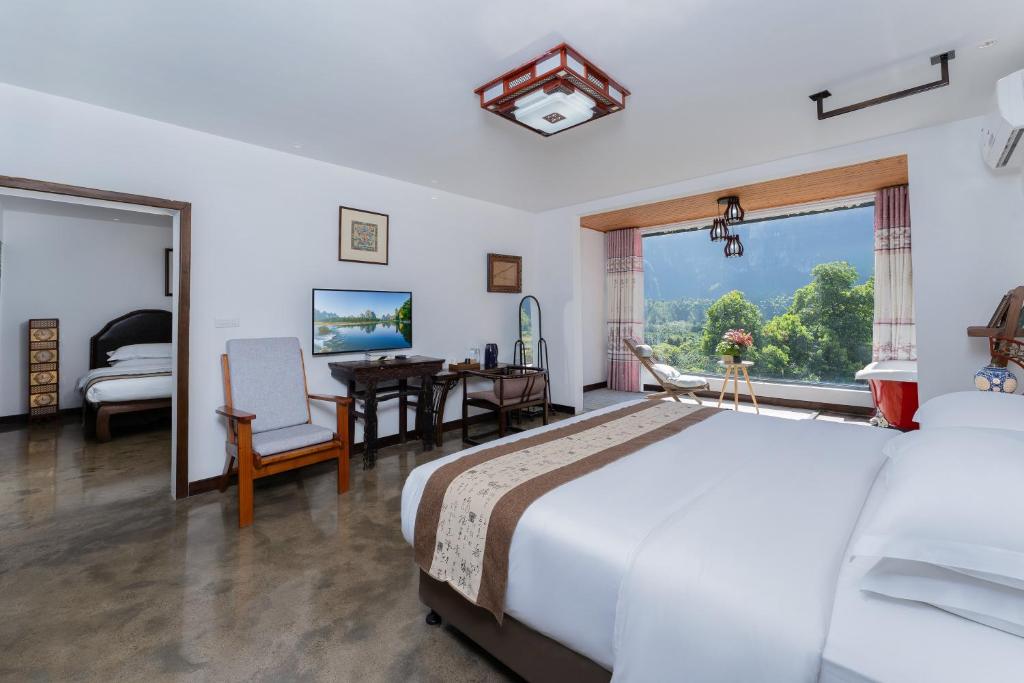 Postel nebo postele na pokoji v ubytování Leisure Courtyard Hotel Yangshuo-Free shuttle bus to Yangshuo station stay 2 nights One Way