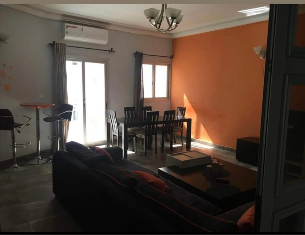 een woonkamer met een bank en een tafel bij joli appart F2 de 80m2 à liberté 6 extension in Dakar