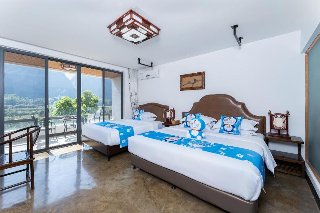 Postel nebo postele na pokoji v ubytování Leisure Courtyard Hotel Yangshuo-Free shuttle bus to Yangshuo station stay 2 nights One Way