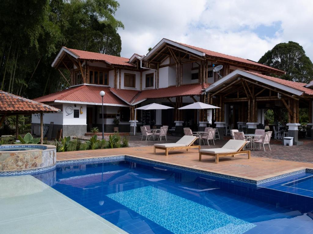 ein Resort mit Pool und Haus in der Unterkunft Finca Hotel Santana in Montenegro