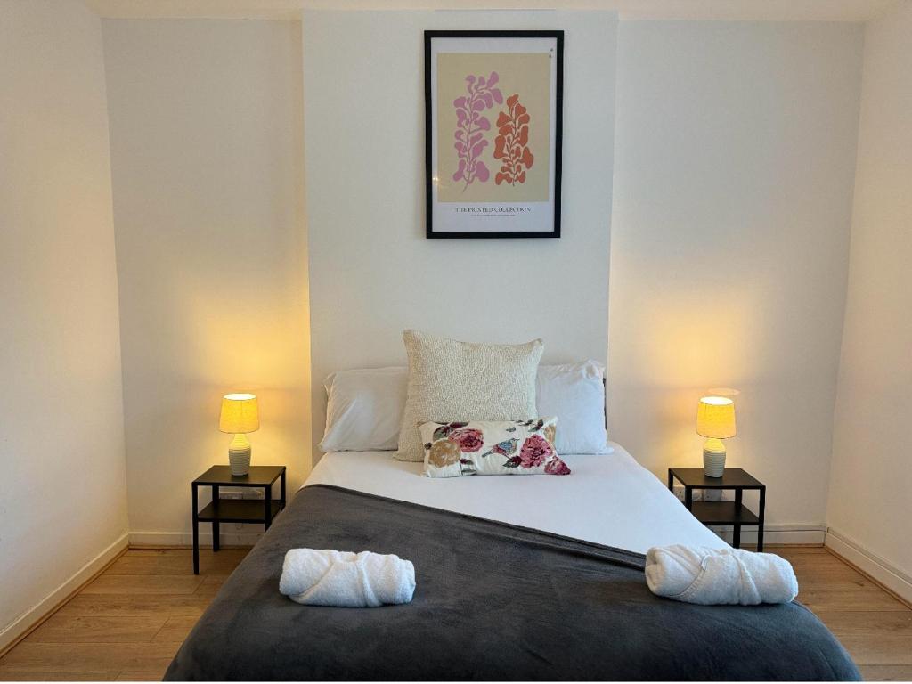 sypialnia z dużym łóżkiem z 2 lampami w obiekcie Large NEW House, Sleeps 10, FREE Parking, Near City Centre w Liverpoolu