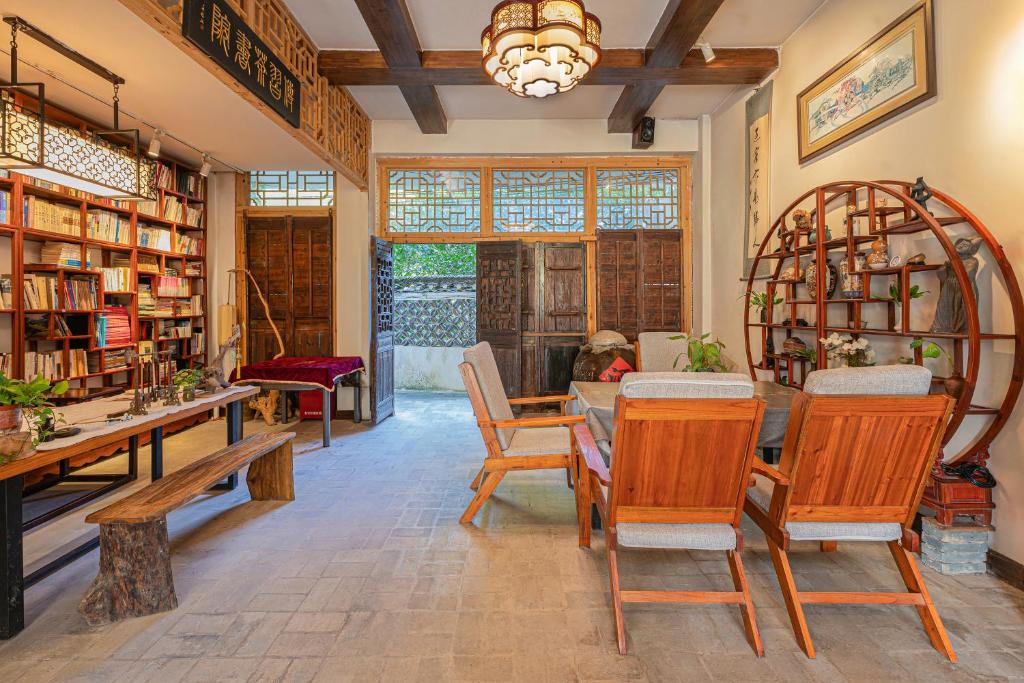 Posezení v ubytování Leisure Courtyard Hotel Yangshuo-Free shuttle bus to Yangshuo station stay 2 nights One Way