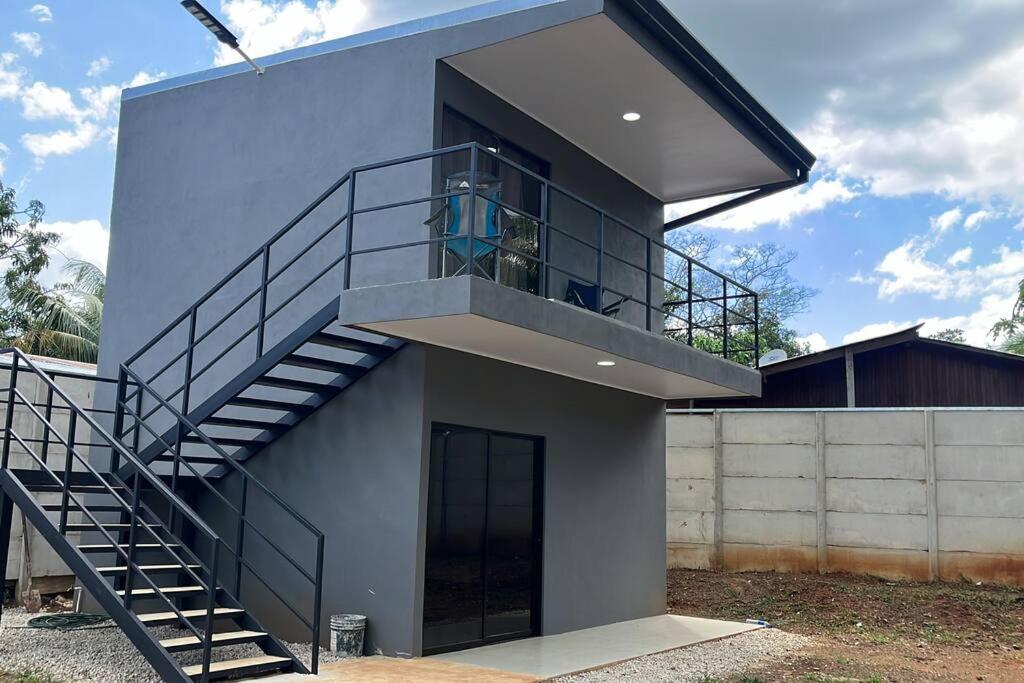 uma casa com uma escada ao lado em Apartamento cerca de Tamarindo em Villarreal