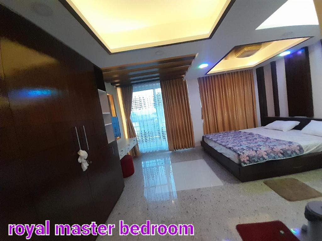 ein Hotelzimmer mit einem Bett und einem Zimmer in der Unterkunft York Air B and B in Kathmandu