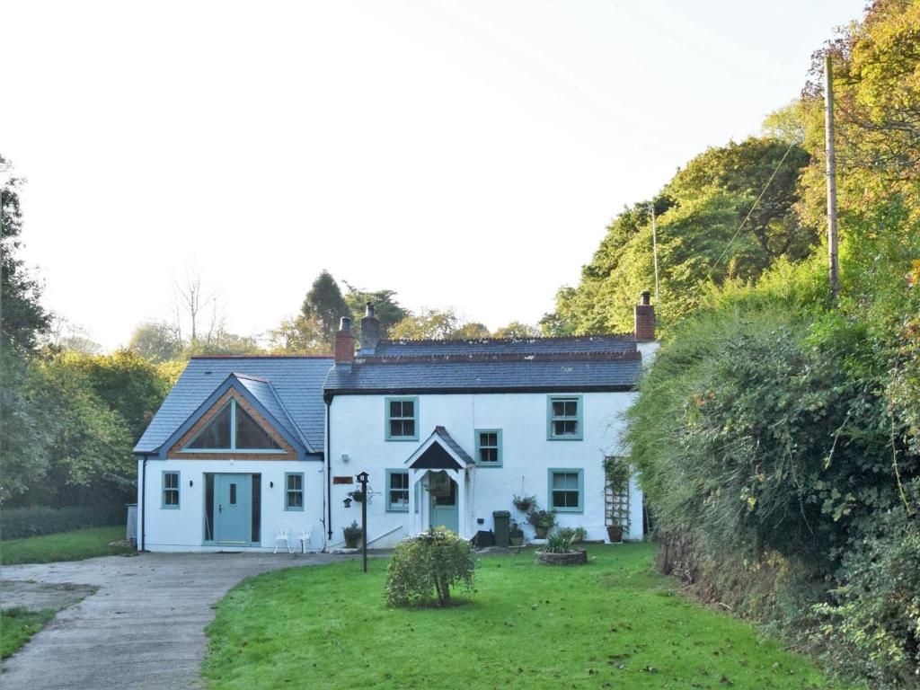 a white house with a grass yard in front of it at 3 bed in Perranporth 57204 in Perranzabuloe