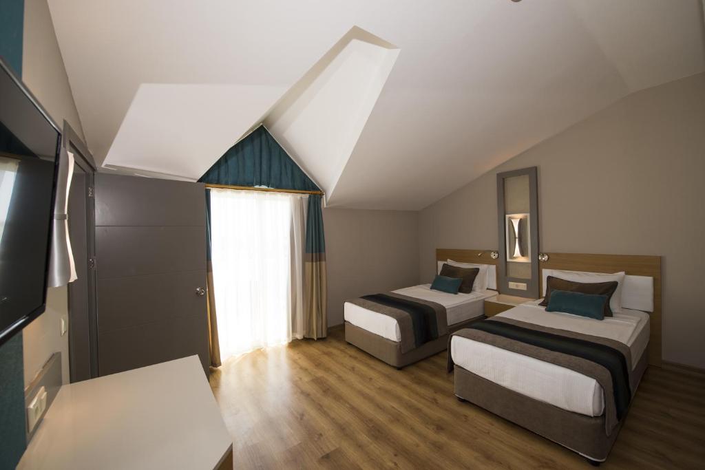 Postel nebo postele na pokoji v ubytování Palm World Side Resort & Spa
