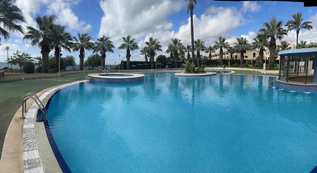 Bazén v ubytování APARTAMENTO CON JARDIN EN PLAYA CABO ROIG tiene WIFI nebo v jeho okolí