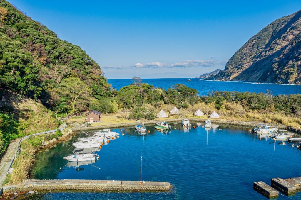 Una vista aérea de un puerto deportivo con barcos en el agua. en Seaside Base ARARI - Vacation STAY 42250v, en Arari