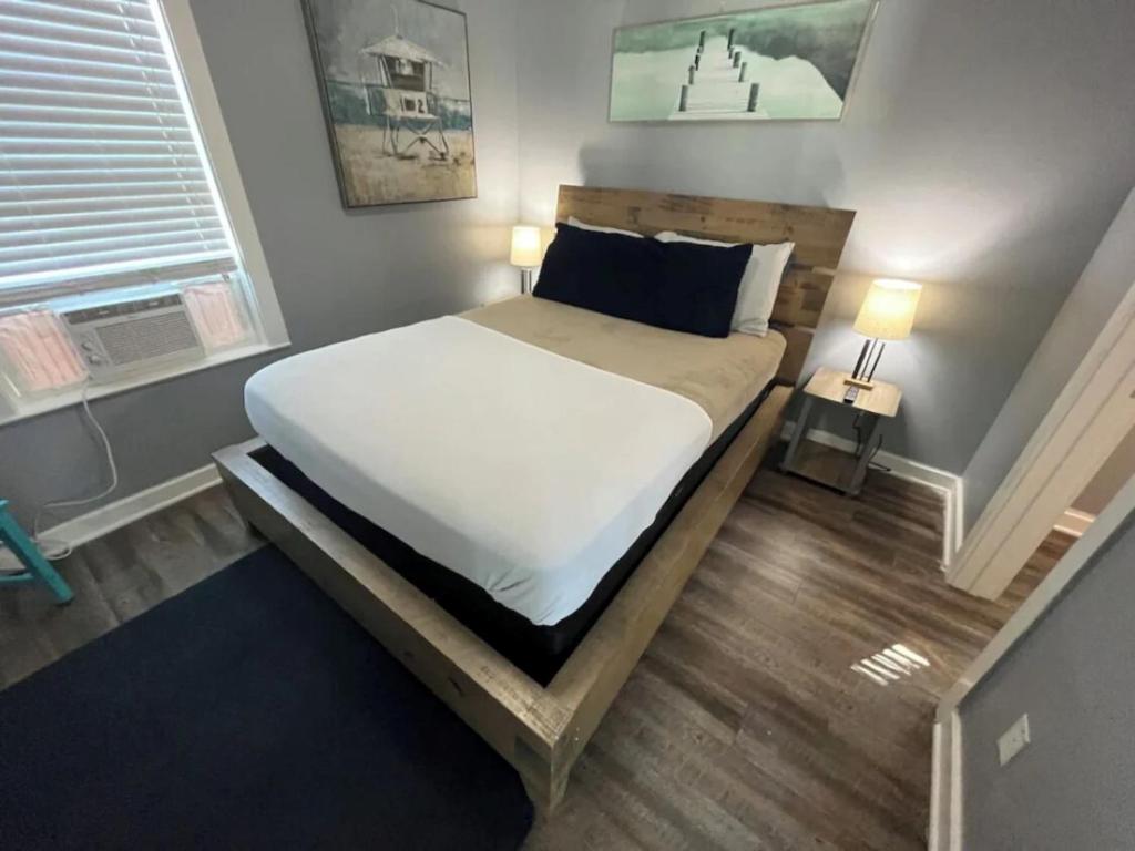 Säng eller sängar i ett rum på PRACTICALLY PERFECT PLACE IN SANDERS BEACH