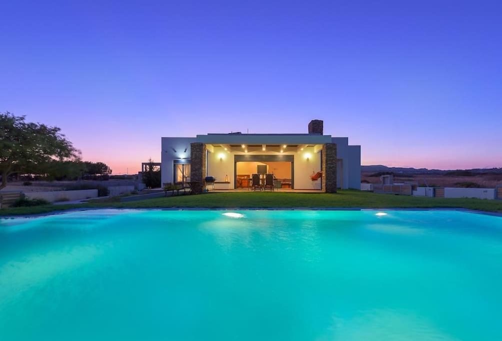 Πισίνα στο ή κοντά στο Cristelia seafront & pool villa